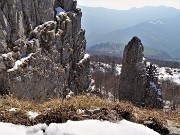 50 Vista dal Pralongone su Fuipiano tra roccioni